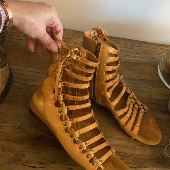 Shoes - Picture 14 of 16